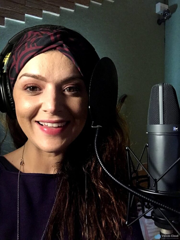 6245Female Italian voice over actress