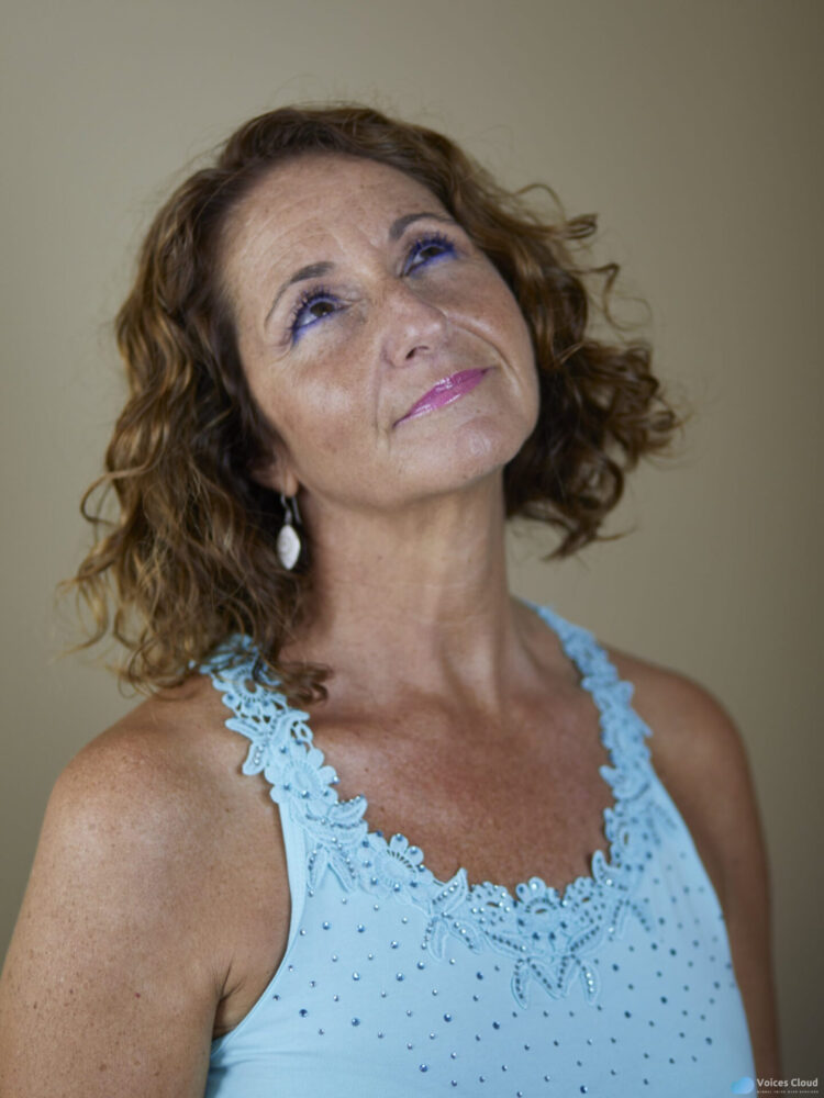 13079Spanish warm and confidence voice-over