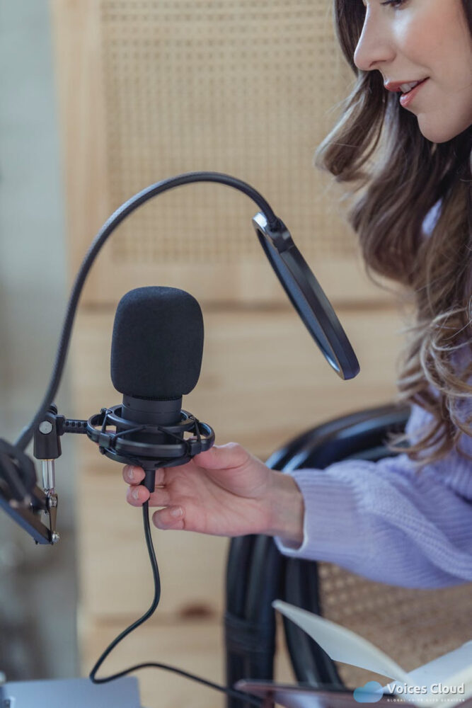 18182Arabic female voice over, voix off