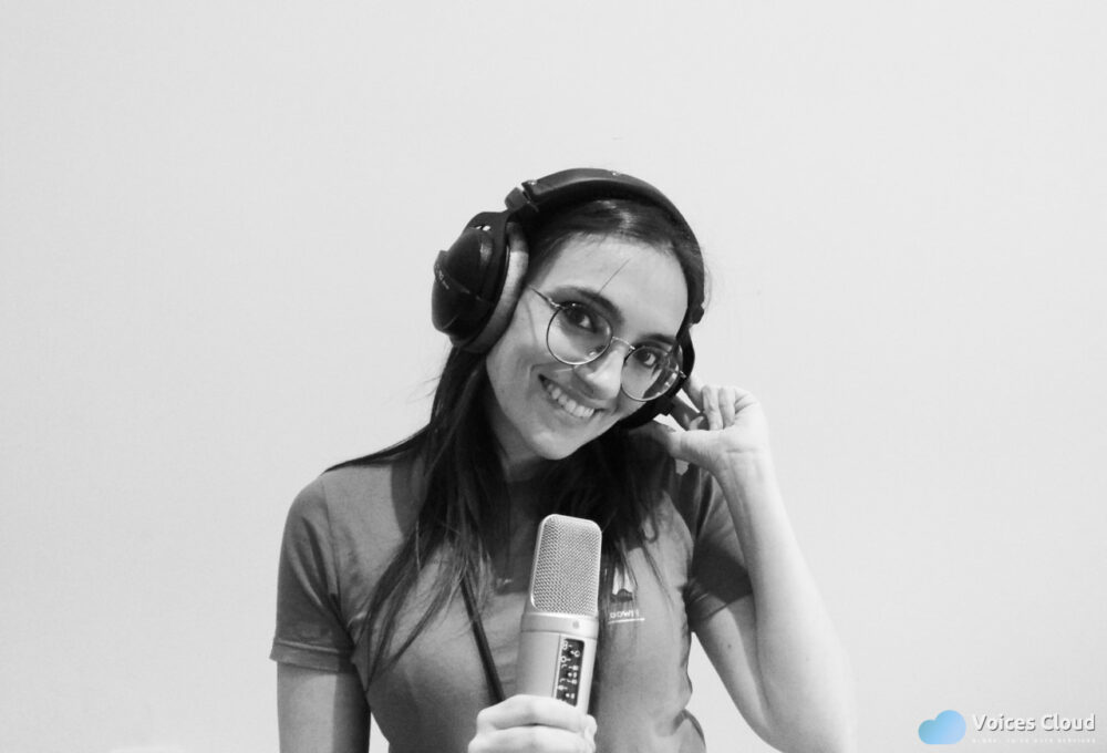 18260Brazilian Portuguese and English Voice Over