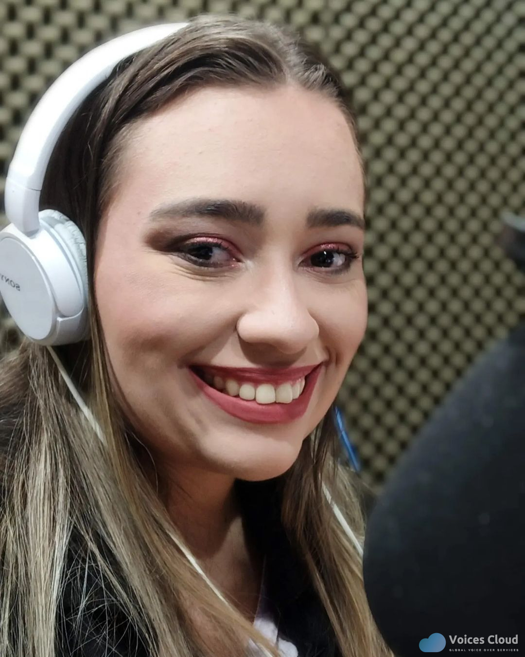 85666Female voice over Brazialian portuguese